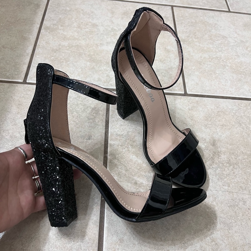Elegant Black Heels with Glittery Finish